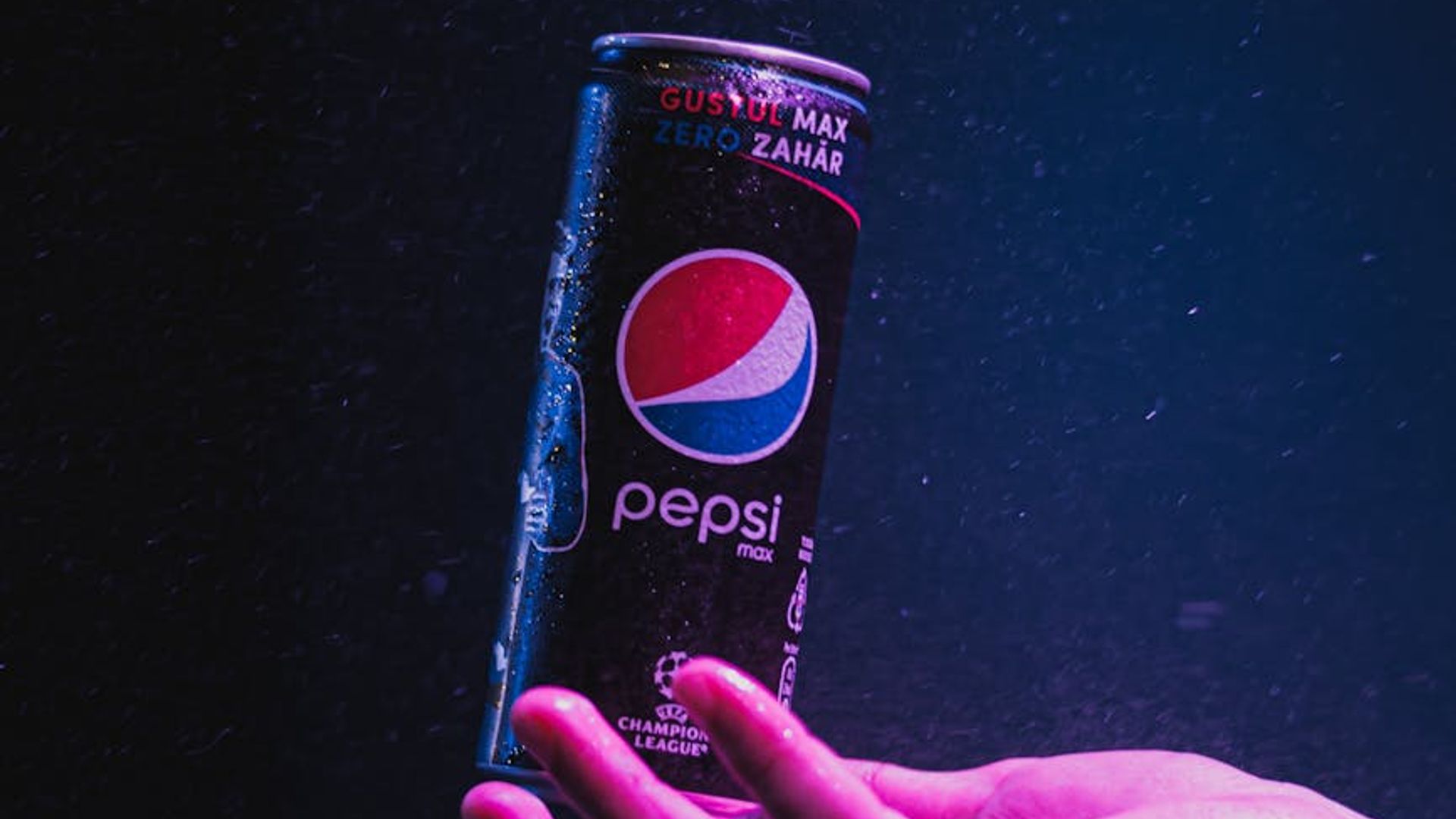 Modern fitness atmosphere with dark carbon textures and cyan neon.